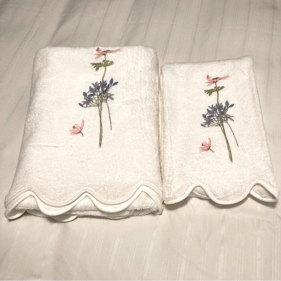 Yves Delores Paris Towel Set White w/Embroidered Floral Pattern Scalloped Edges - Picture 1 of 6